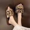 Chinelos fofos de sola grossa com estampa de leopardo, moda feminina, agasalhos da moda, 2024, novos chinelos de algodão fofos para casa, moda outono e inverno
