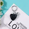 Nuevo llavero decorativo multicolor de resina con forma de corazón para llaves de coche, versátil y creativo.
