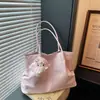 Bolsa tote de camurça com textura fosca vintage para mulheres, novo modelo outono e inverno 2025, bolsa de ombro e sob o braço de grande capacidade para o dia a dia