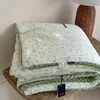 Nuevo modelo 2026 colcha de gasa de doble capa con esquinas cuadradas de cuatro lados y núcleo integrado, lavable a máquina, cálida para otoño e invierno, adecuada para todas las estaciones, primavera y otoño
