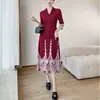 Elegante y sofisticado vestido de alta gama para mujer, moderno vestido midi de punto tipo cárdigan con cuello de solapa estampado, holgado y estilizado, estilo Issey Miyake
