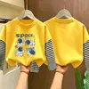 Camiseta de manga longa para meninos, novo modelo 2026, camiseta infantil de desenho animado com efeito de duas peças, roupa de outono para crianças, camiseta básica 100% algodão