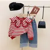 Conjunto de Menina Primavera/Outono 2026 Transfronteiriço: Conjunto de Duas Peças: Moletom de Manga Longa com Gola Listrada + Calça Jeans com Miçangas