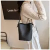 Bolso cesta de verduras transfronterizo para mujer 2026 nuevo de primavera moderno retro tipo cubo bolso simple de un solo hombro para llevar debajo del brazo