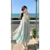 Um doce vestido de verão sem mangas com gola halter de menta e pêssego para mulheres, vestido longo justo de temperamento de verão