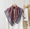 2026 Nuevo Bufanda Cuadrada Pequeña de Algodón Terciopelo Estampada por Ambos Lados para Primavera y Verano Bufanda de Cuello Versátil y Elegante para Mujer que Realza el Cutis