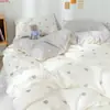 Conjunto Universal de Quatro Peças Floral Pequeno para Todas as Estações Capa de Edredom de Algodão Puro Lavado Conjunto de Cama de Três Peças para Dormitório Estudantil Solteiro e Casal