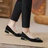 Zapatos de Salón de Ante con Hebilla Cuadrada de Pedrería y Punta Fina 2026 Nueva Llegada de Primavera Estilo Británico Tacón Grueso Estilo Pequeño Chanel Zapatos de Salón para el Trabajo