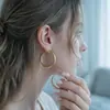 Pendientes de aro grandes exagerados, simples y elegantes, para mujer, estilo nicho de alta gama, pendientes populares de celebridades de internet, venta al por mayor directamente del fabricante
