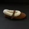 Sapatos Peludos 2025 Outono/Inverno Sapatos Femininos Planos Vintage com Forro de Lã, Sapatos Individuais Quentes de Bico Fechado para Uso Externo, Sapatos Femininos Versáteis Antiderrapantes