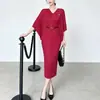 Vestido europeo y americano transfronterizo de talla grande, corte holgado, con cuello en V, cinturón para ceñir la cintura, adelgazante, irregular, con pliegues de escamas de dragón, elegante estilo Issey Miyake