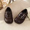 Sapatos de couro com velcro estilo retrô britânico para meninas, nova coleção primavera/outono 2026, sola macia, modernos, com padrões esculpidos; tênis de treino alemães da moda para meninos
