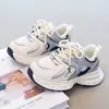 Sapatos infantis, tênis estilosos, novo modelo outono 2026, sapatos estilo "dad shoes" com sola macia para crianças na pré-adolescência, calçados casuais respiráveis para meninas