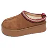 Estilo étnico~Zapatillas cerradas de suela gruesa de 5 cm para mujer, para usar en exteriores, nuevo estilo de invierno 2026, cuero y piel integrados, forro de felpa, engrosadas, medias pantuflas