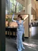 Vestido de Manga Larga Estampado Tie-Dye Azul para Mujer Principios de Otoño Chica Popular Cuello en V Falda Larga que Muestra la Figura y la Cintura Falda de Cola de Pez