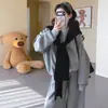 Conjunto casual de maternidade para outono e inverno: moletom de caimento solto, moderno e de estilo descontraído com alças ajustáveis, mais um suéter e um xale - um conjunto de três peças