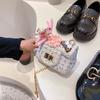 Bolso para niños, nuevo estilo coreano, estilo Chanel, bolso de cadena para niña, de lana con flores, mini bolso bandolera de moda.