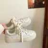Sapatos Brancos de Sola Grossa para Mulheres 2026 Novos Primavera e Verão Mais Vendidos Versáteis Nicho Sapatos Femininos Casuais Esportivos para Estudantes Tênis