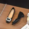 Zapatos planos de punta cuadrada estilo francés para mujer, nuevo modelo 2026, versátiles con pedrería, aumento de altura interno, boca poco profunda, adecuados para ir al trabajo, zapatos para mujer de talla grande