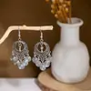 Brincos de gancho de orelha com pingente vazado de estilo exótico europeu e americano, retrô, literário, clássico, digno, para mulheres, combinam com tudo, moda