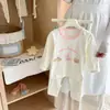 25 Novas Roupas Caseiras de Lycra para Crianças e Crianças de Meia-Idade Classe A Algodão Puro Sem Costura Roupas de Outono e Conjuntos de Calças de Outono Pijamas de Desenho Animado para Meninos e Meninas
