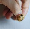 Anillo para Mujer Diseño de Nicho Flores Rayadas Chapado en Oro de 18K No se Desvanece Ins Anillo de Gama Alta para Mujer Acero de Titanio No se Desvanece