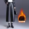 Pantalones de cuero cortos gruesos forrados de polar para mujer, nuevo estilo otoño e invierno 2026, pantalones rectos de pierna ancha estrechos de cintura alta adelgazantes para mujer