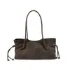 Bolso de hombro y tote para mujer estilo coreano, con pliegues y corte relajado en la axila, colección otoño 2026, con un diseño texturizado y único, de moda