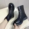 Elegantes y estilizan, estas botas estilo Martin para mujer para otoño e invierno 2026 cuentan con un suave empeine de piel, punta redonda, suela plana y un diseño versátil. También están forrados con forro polar para mayor calidez.