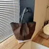 Bolsa Feminina de Veludo Japonesa Bolsa de Mão Coreana Moda Único Ombro Estampa de Leopardo 2026 Exquisita Grande Capacidade Novo Estilo Balde Camurça Para o Trabalho Outono
