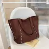 Bolso Tote Casual Retro Texturizado de Gamuza Elegante Gran Capacidad 2026 Nueva Moda Individual Remache Terciopelo de Ciervo para Mujer