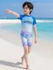 Roupa de Banho Infantil para Meninos, Maiô de Duas Peças para Crianças Maiores, Novo Modelo 2026, Design de Letras e Desenhos Animados, Secagem Rápida, Proteção Solar, Roupa de Banho de Manga Curta