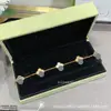 Pulseira Fina de Flor em V com Trevo de Quatro Folhas Banhada a Ouro com Cinco Flores, Espessamente Banhada a Ouro 18K, Trevo de Quatro Folhas Natural de Madrepérola Branca Pulseira da Sorte