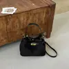 Bolso tipo cubo de estilo retro transfronterizo, un diseño nuevo y elegante, perfecto para el uso diario, versátil para ir al trabajo y se puede llevar como bolso de hombro o bolso cruzado.