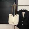 2026 Novo Estilo Coreano Grande Capacidade Moda para o Trabalho Bolsa de Ombro Único Design de Nicho Retrô Bolsa de Mão Simples de Pelúcia