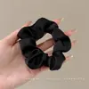 Nova coleção de scrunchies vintage extra grandes com toque de alta qualidade, apresentando pequenas estampas florais, elásticos de cabelo elegantes e acessórios de cabelo
