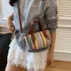 Bolsa de Praia Arco-Íris Palha Tecida Estilo Balde 2026 Bolsa Transversal Listrada de Férias Ombro Único Feita à Mão Novo Modelo de Bolsa para Mulheres