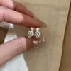 Novos brincos brilhantes de três pedras para mulheres, clipes de orelha Berlin Love Letter, doces e fofos, luxo leve com toque de alta qualidade, disponíveis para atacado
