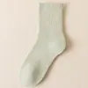 Meias para Mulheres no Inverno com Forro de Lã e Espessadas Quentes Meias de Fio Felpudo Meias para Chão Outono e Inverno Cor Sólida Cano Médio Meias Zhuji Atacado