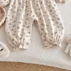 Romper Floral Novo para Bebê Menina Primavera e Outono Body de Manga Longa Estilo Coreano com Gola de Boneca Roupa Doce para Engatinhar Bebê Roupa Externa