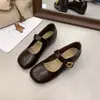 Zapatos Mary Jane para mujer en un estilo suave y de color claro, nuevo modelo de otoño 2026, punta cuadrada de cuero, estilo suave para usar en viajes
