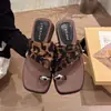 Sandálias de salto anabela femininas de verão para uso externo 2026, confortáveis e não cansativas, novas chinelos slip-on franzidos estilo francês