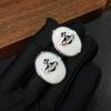 Pendientes de Perla Estilo Chanel Lujo Ligero Ins Transfronterizos Emperatriz Abuela Concha Blanca Stud Anillo de Personalidad Pendientes S925