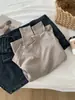 Elegante top ajustado de estilo coreano con un pequeño cuello mao, tejido elástico y una silueta favorecedora. Esta camiseta versátil de manga larga y color sólido es perfecta como capa base para otoño e invierno