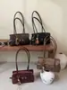 Bolsa Baguete de Mão Flip Top de Luxo Feminina Nova Outono/Inverno 2026 Pequena de Nicho Versátil para o Dia a Dia Bolsa de Ombro Bolsa de Braço
