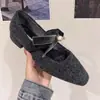 Zapatos de tacón alto Mary Jane de lana gris gruesos súper bonitos para mujer 2026 nuevo estilo invierno zapatos peludos de boca poco profunda zapatos de algodón