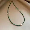 Collar de Perlas de Arroz con Cuentas de Malaquita para Mujer Cadena Simple Clavicular Apilada con Colgante de Zirconia Esmeralda
