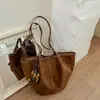 Bolso de mano retro de terciopelo de gran capacidad para mujer, nueva colección de otoño 2026, bolso de hombro casual versátil, bolso simple estilo coreano para el día a día