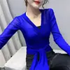 Camiseta de manga larga con protección solar, elegante, femenina, cuello en V, ajustada, ajustada a la cintura, con cordones, top de malla estampado