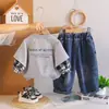 Conjunto de dos piezas de moda estilo coreano para niños, nuevo conjunto de moda otoño 2026 sudadera con capucha para niños mayores, conjunto de dos piezas para niños